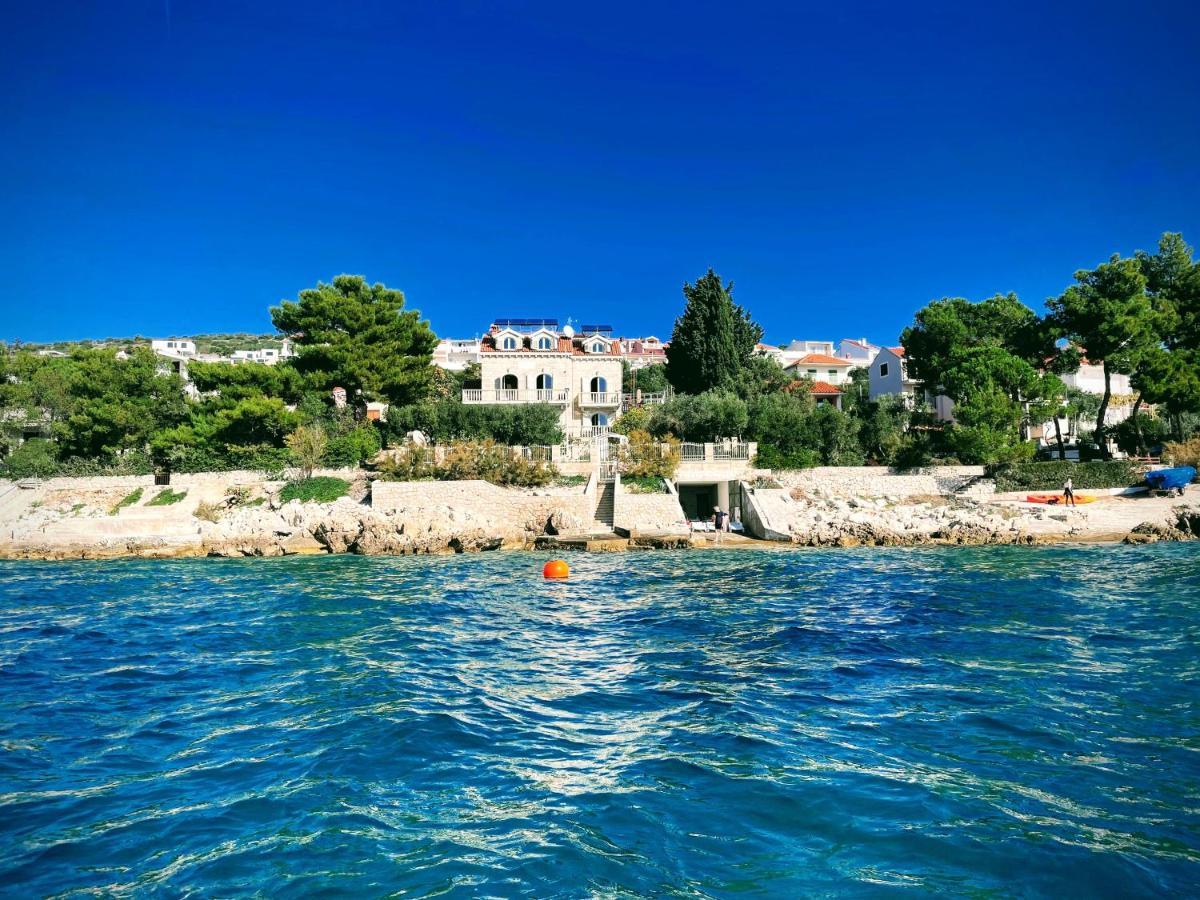 Luxury Seaside Villa With A Classic Mediterranean Olive Garden, A Fully Equipped Professional Kitchen, Pool, Sauna, Padle Boards And Canoe - Miolin Beach House Trogir Dış mekan fotoğraf