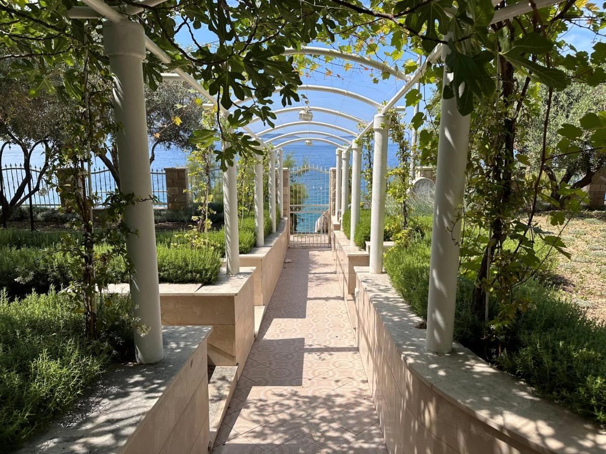 Luxury Seaside Villa With A Classic Mediterranean Olive Garden, A Fully Equipped Professional Kitchen, Pool, Sauna, Padle Boards And Canoe - Miolin Beach House Trogir Dış mekan fotoğraf