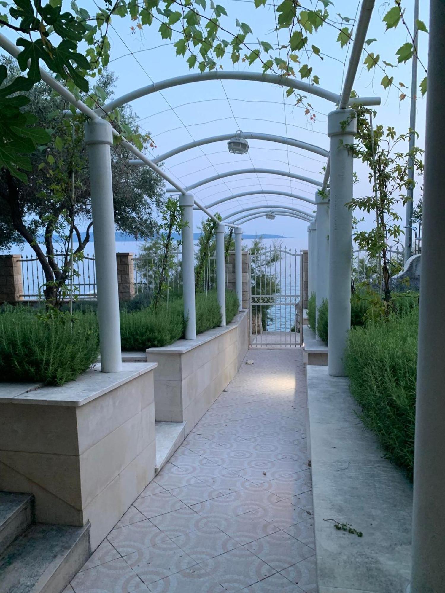 Luxury Seaside Villa With A Classic Mediterranean Olive Garden, A Fully Equipped Professional Kitchen, Pool, Sauna, Padle Boards And Canoe - Miolin Beach House Trogir Dış mekan fotoğraf